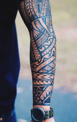  Tatouage maori, polynésien de l'intégralité du bras sur un homme